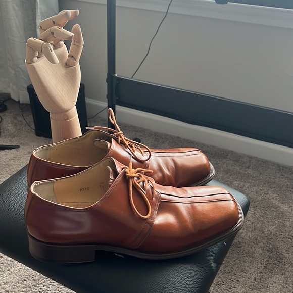 This is a special pair of shoes worn by a famous male hair dresser - Picture 5 of 5